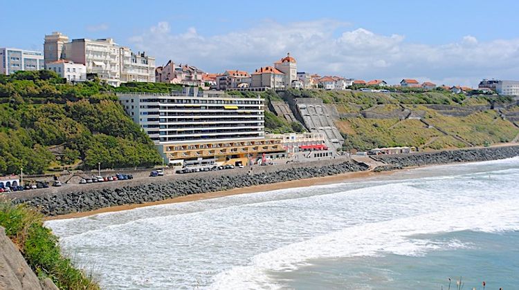 RÉSIDENCES SECONDAIRES - Action coup de poing à Biarritz